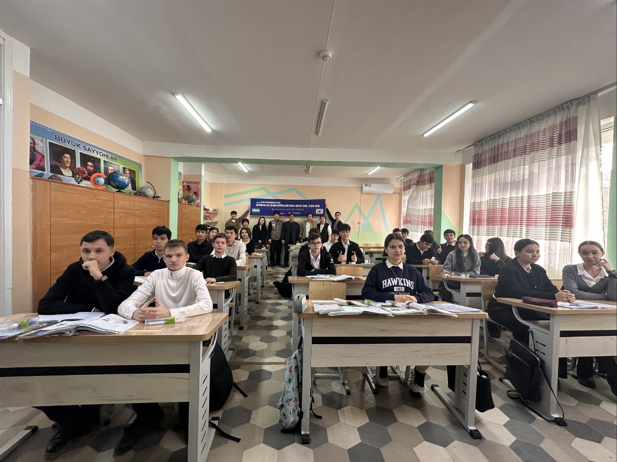 타슈켄트 47번 학교의 교실 및 학생들